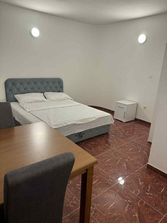 Uredna soba za smještaj u domu Srebreni Dvori Kastel
